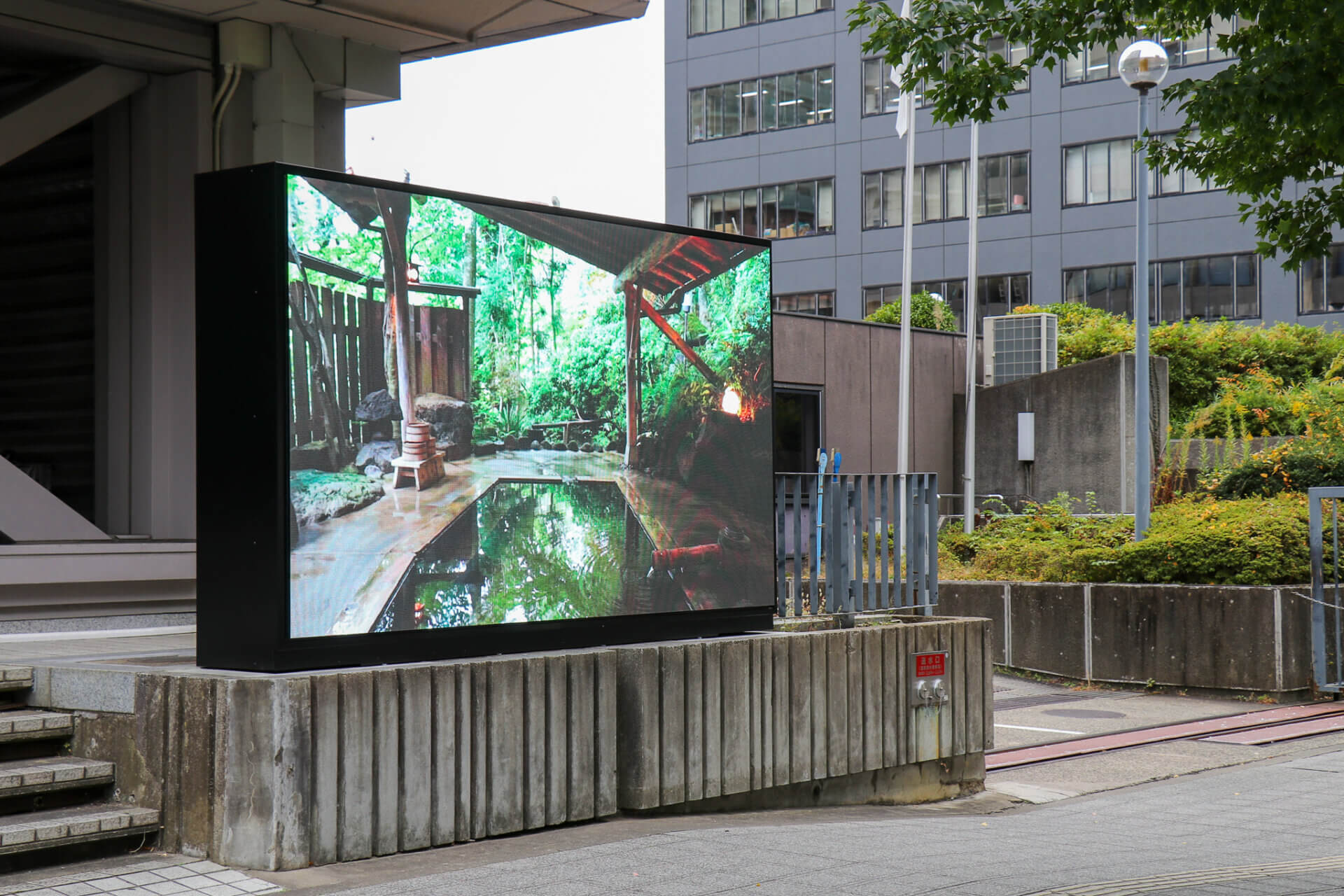 防水・防塵、高輝度で頑丈な 「屋外用LEDビジョン」 | WORKS | 実績 | EXD. Inc.